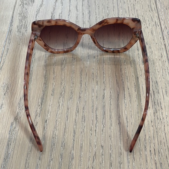 Oversized Tortoise Sunglasses - Picture 5 of 5